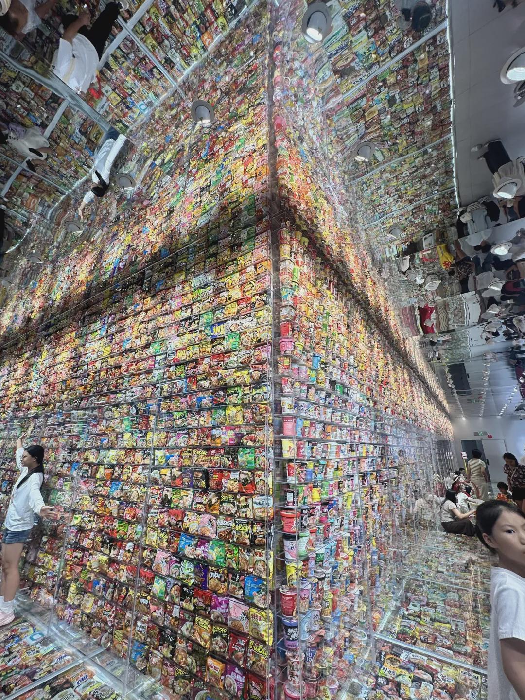 “全球最大零食店”长沙零食王国共有3.5万种零食,每天吃一款,全吃完要96年,游客:这哪是店,这是景区