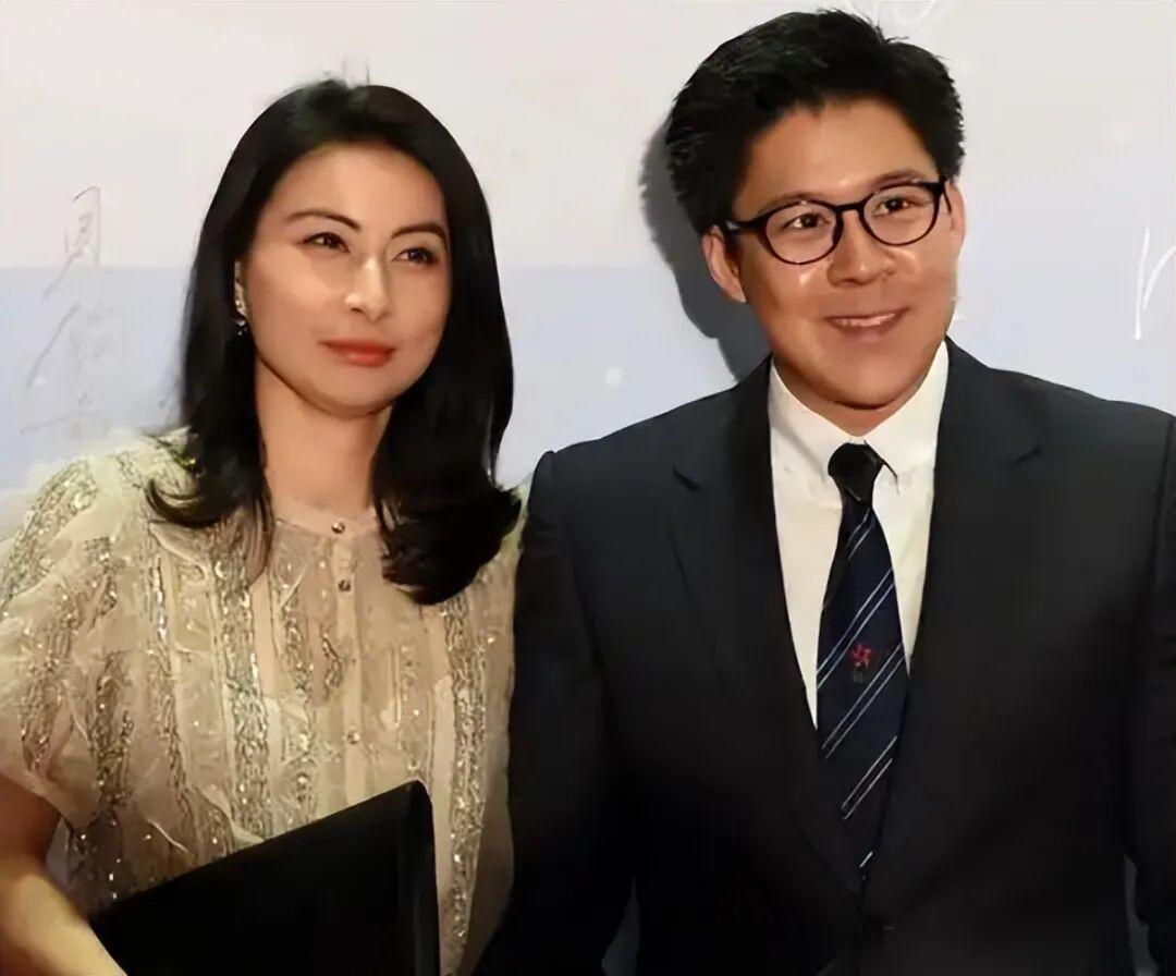 网红观察 | 网红复出翻车、星二代自曝患病、豪门低调带娃,同一天四个瓜画风天差地别